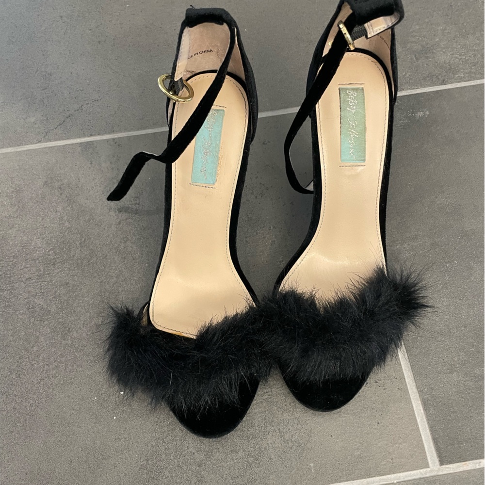 Feather heels 8.5 Betsy Johnson